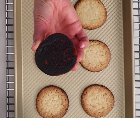 نسيته في الفرن؟ يمكنك إصلاح الأمر.. 5 حيل ذكية لإنقاذ الكوكيز المحترق صورة رقم 1 نسيته في الفرن؟ يمكنك إصلاح الأمر.. 5 حيل ذكية لإنقاذ الكوكيز المحترق صورة رقم 1