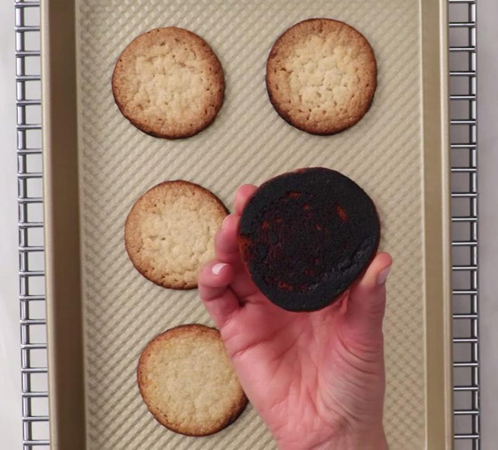 نسيته في الفرن؟ يمكنك إصلاح الأمر.. 5 حيل ذكية لإنقاذ الكوكيز المحترق صورة رقم 7 نسيته في الفرن؟ يمكنك إصلاح الأمر.. 5 حيل ذكية لإنقاذ الكوكيز المحترق صورة رقم 7