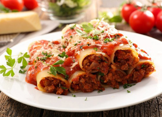 إليكم طريقة تحضير كانيلوني باللحم المفروم وصلصة الطماطم الشهي صورة رقم 4