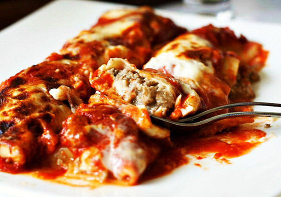 إليكم طريقة تحضير كانيلوني باللحم المفروم وصلصة الطماطم الشهي صورة رقم 6