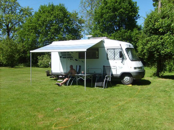 يعيشان في منزل على عجلات منذ 15 عاماً صورة رقم 4