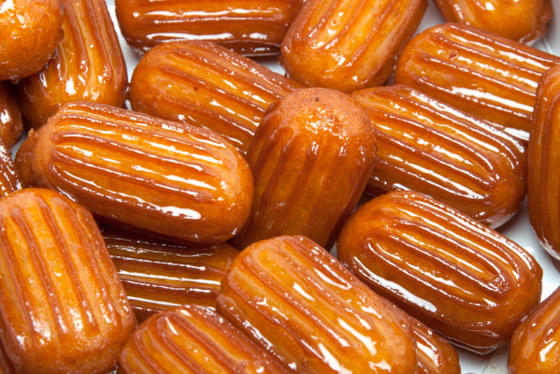 سهلة وسريعة.. 6 خطوات لتحضير حلوى بلح الشام الطيب في المنزل صورة رقم 3