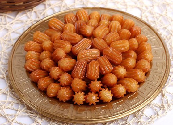 سهلة وسريعة.. 6 خطوات لتحضير حلوى بلح الشام الطيب في المنزل صورة رقم 4