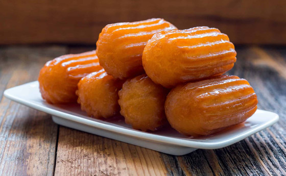 سهلة وسريعة.. 6 خطوات لتحضير حلوى بلح الشام الطيب في المنزل صورة رقم 6