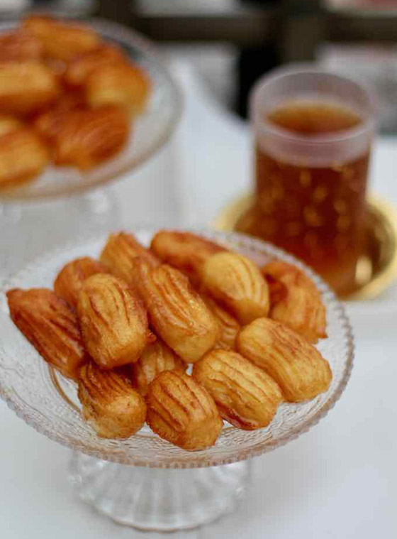 سهلة وسريعة.. 6 خطوات لتحضير حلوى بلح الشام الطيب في المنزل صورة رقم 7