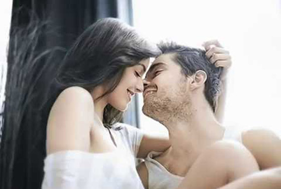 حلول رومانسية كي لا يهرب زوجك من المنزل صورة رقم 2