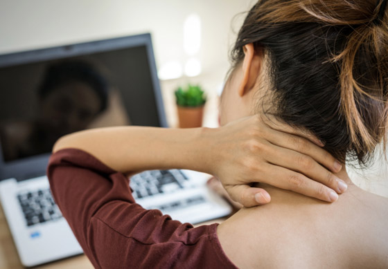 لماذا نعاني من آلام الرقبة؟ وكيف نتخلص منها؟ ومتى يتوجب زيارة الطبيب؟ صورة رقم 2