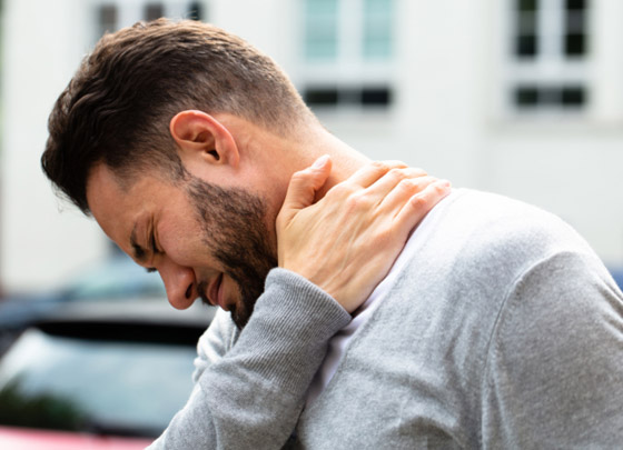 لماذا نعاني من آلام الرقبة؟ وكيف نتخلص منها؟ ومتى يتوجب زيارة الطبيب؟ صورة رقم 6