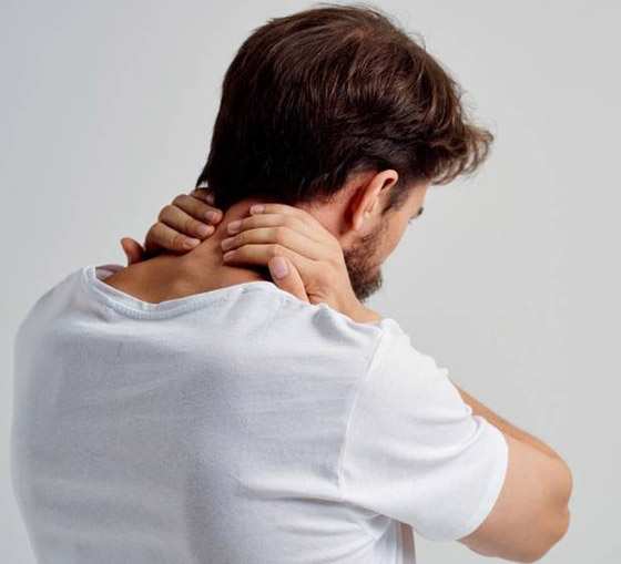 لماذا نعاني من آلام الرقبة؟ وكيف نتخلص منها؟ ومتى يتوجب زيارة الطبيب؟ صورة رقم 8