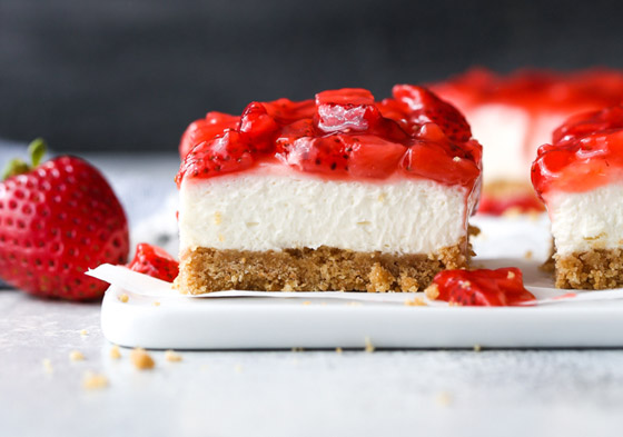 أسهل طريقة لتحضير تشيز كيك الفراولة دون بيض أو وضعها في الفرن صورة رقم 3