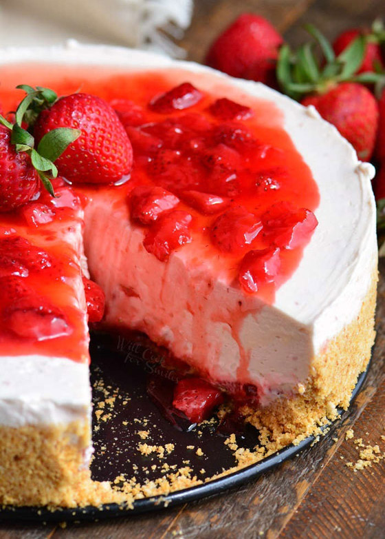 أسهل طريقة لتحضير تشيز كيك الفراولة دون بيض أو وضعها في الفرن صورة رقم 4