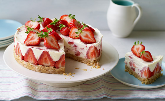 أسهل طريقة لتحضير تشيز كيك الفراولة دون بيض أو وضعها في الفرن صورة رقم 5