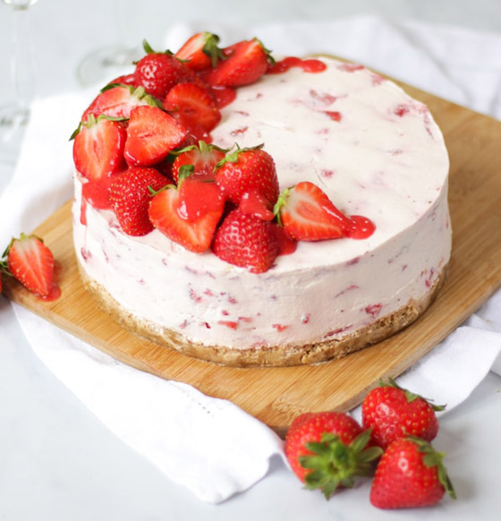 أسهل طريقة لتحضير تشيز كيك الفراولة دون بيض أو وضعها في الفرن صورة رقم 7