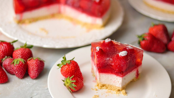 أسهل طريقة لتحضير تشيز كيك الفراولة دون بيض أو وضعها في الفرن صورة رقم 10