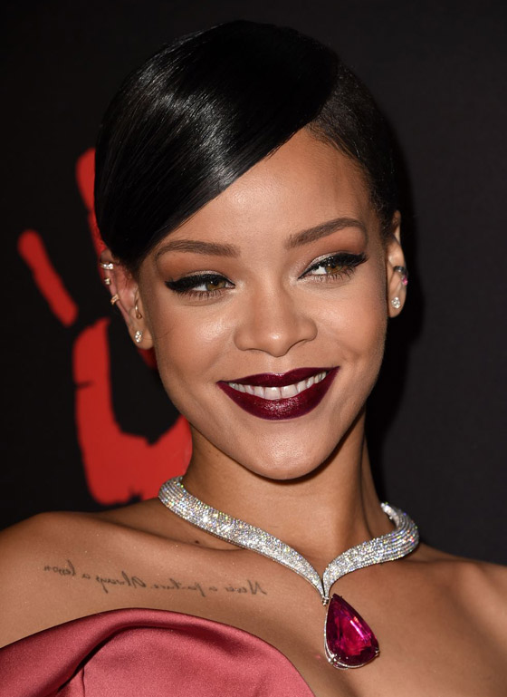 أبرز قطع المجوهرات الفخمة والجميلة التي ارتدتها ريهانا على مر السنين صورة رقم 1