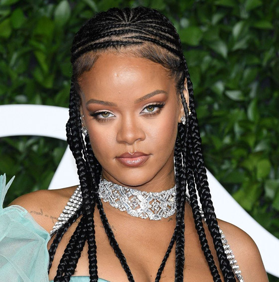 أبرز قطع المجوهرات الفخمة والجميلة التي ارتدتها ريهانا على مر السنين صورة رقم 2