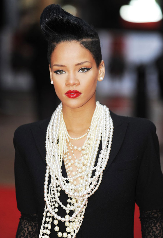 أبرز قطع المجوهرات الفخمة والجميلة التي ارتدتها ريهانا على مر السنين صورة رقم 3