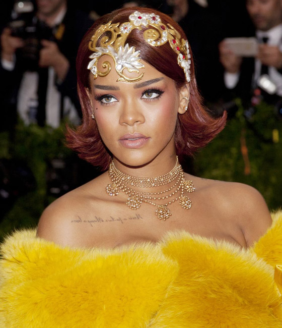 أبرز قطع المجوهرات الفخمة والجميلة التي ارتدتها ريهانا على مر السنين صورة رقم 5