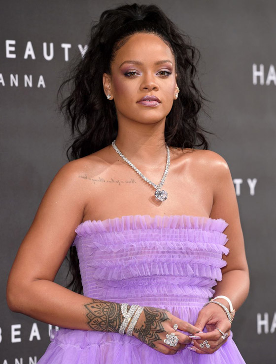 أبرز قطع المجوهرات الفخمة والجميلة التي ارتدتها ريهانا على مر السنين صورة رقم 7