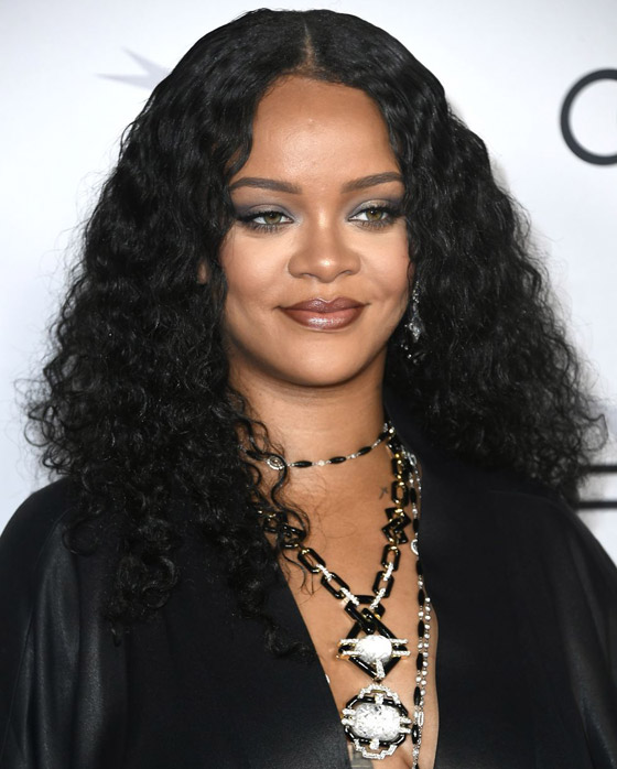 أبرز قطع المجوهرات الفخمة والجميلة التي ارتدتها ريهانا على مر السنين صورة رقم 8