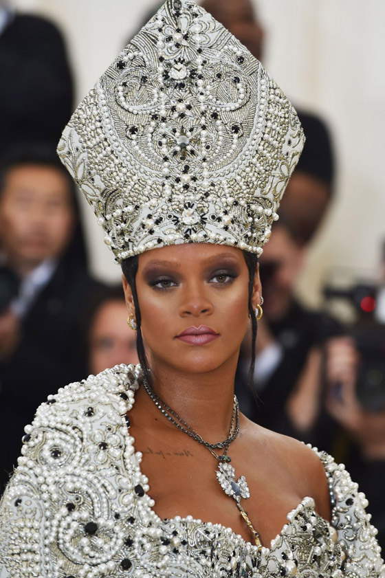 أبرز قطع المجوهرات الفخمة والجميلة التي ارتدتها ريهانا على مر السنين صورة رقم 9
