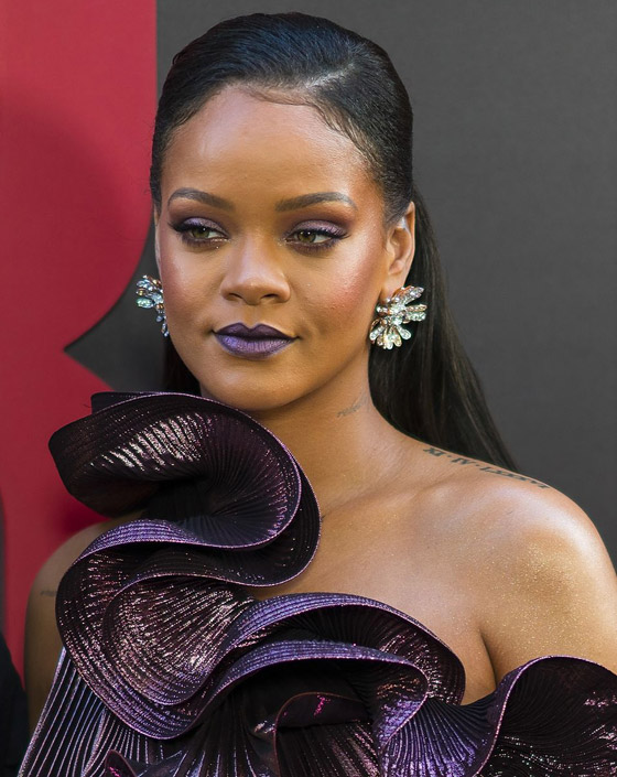أبرز قطع المجوهرات الفخمة والجميلة التي ارتدتها ريهانا على مر السنين صورة رقم 10