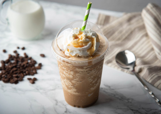 مشروب بارد ولذيذ.. إليكم أسهل طريقة لتحضير ميلك تشيك سنيكرز صورة رقم 1