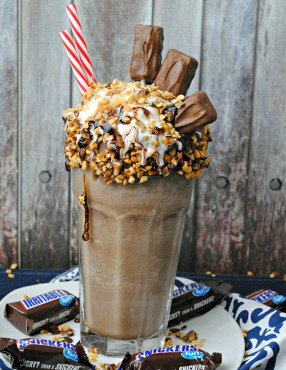 مشروب بارد ولذيذ.. إليكم أسهل طريقة لتحضير ميلك تشيك سنيكرز صورة رقم 3