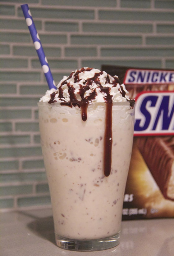 مشروب بارد ولذيذ.. إليكم أسهل طريقة لتحضير ميلك تشيك سنيكرز صورة رقم 4