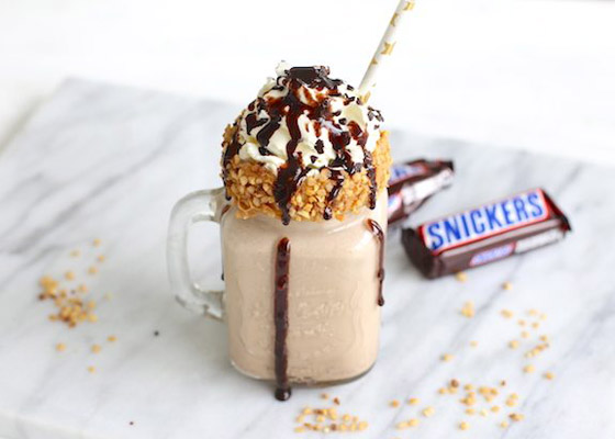 مشروب بارد ولذيذ.. إليكم أسهل طريقة لتحضير ميلك تشيك سنيكرز صورة رقم 6