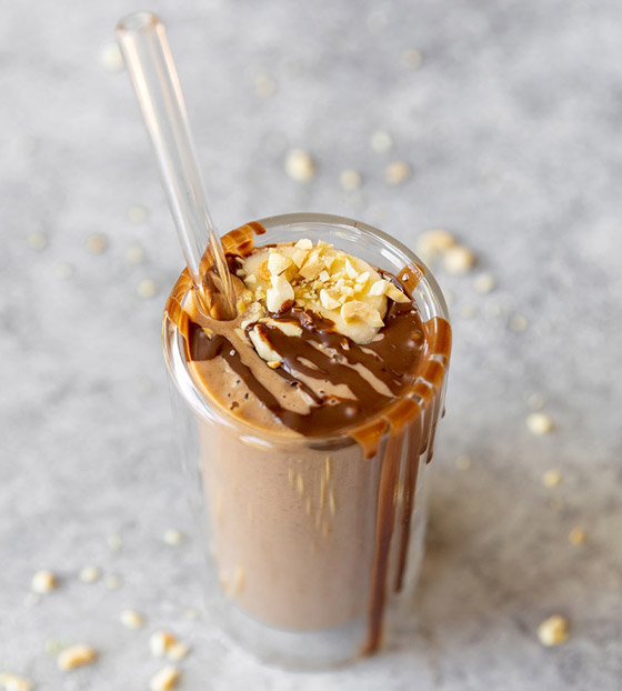 مشروب بارد ولذيذ.. إليكم أسهل طريقة لتحضير ميلك تشيك سنيكرز صورة رقم 7