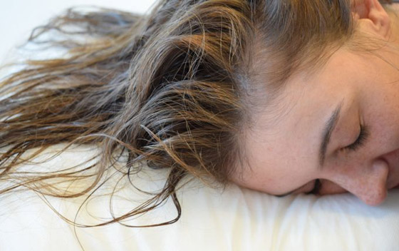 لماذا لا يجب النوم بشعر مبلل؟.. الأخطارالناتجة سيئة! صورة رقم 3