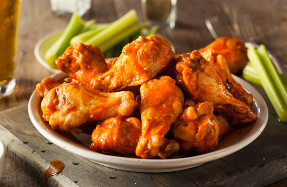 مقرمشة وحارة ومثالية للعزومات.. إليكم وصفة جوانح الدجاج بصلصة البافلو صورة رقم 3