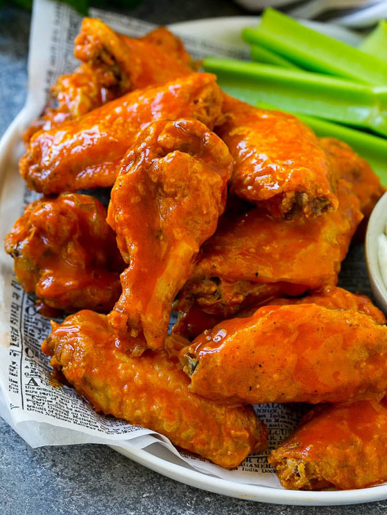 مقرمشة وحارة ومثالية للعزومات.. إليكم وصفة جوانح الدجاج بصلصة البافلو صورة رقم 1