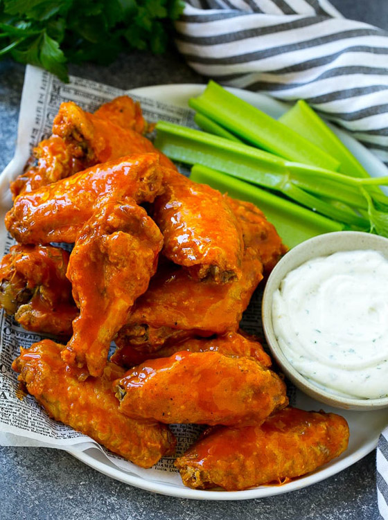 مقرمشة وحارة ومثالية للعزومات.. إليكم وصفة جوانح الدجاج بصلصة البافلو صورة رقم 5