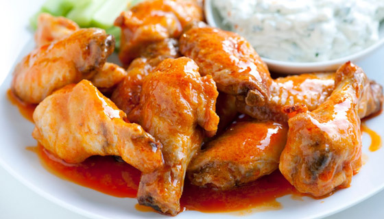 مقرمشة وحارة ومثالية للعزومات.. إليكم وصفة جوانح الدجاج بصلصة البافلو صورة رقم 8