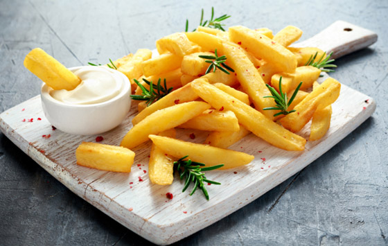 خطوات بسيطة للحصول على اللون الذهبي والطعم المقرمش للبطاطس كالمطاعم صورة رقم 1