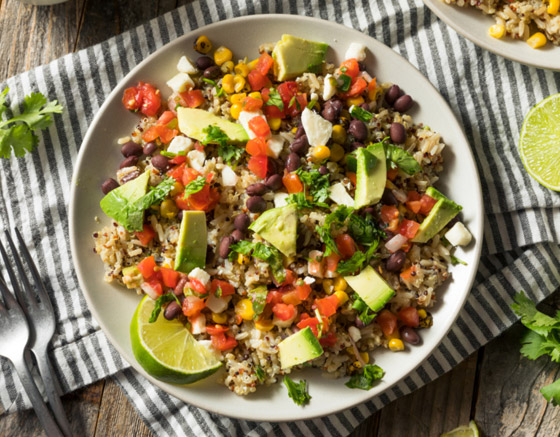 لعشاء خفيف غني بالألياف والبروتين.. إليكم سلطة الكينوا بالفاصولياء صورة رقم 1 لعشاء خفيف غني بالألياف والبروتين.. إليكم سلطة الكينوا بالفاصولياء صورة رقم 1