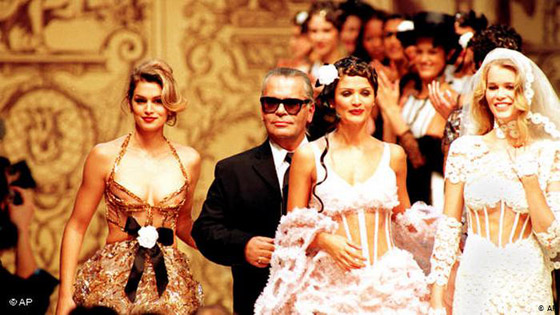 الأيقونة الألمانية كلاوديا شيفر .. مسيرة ذهبية في عالم الموضة صورة رقم 3