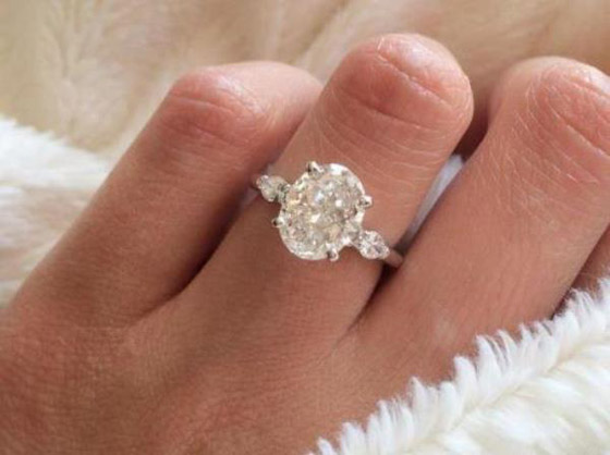 أجمل خواتم زفاف ماسية بالقطع البيضاوي الرائجة هذا الموسم صورة رقم 1