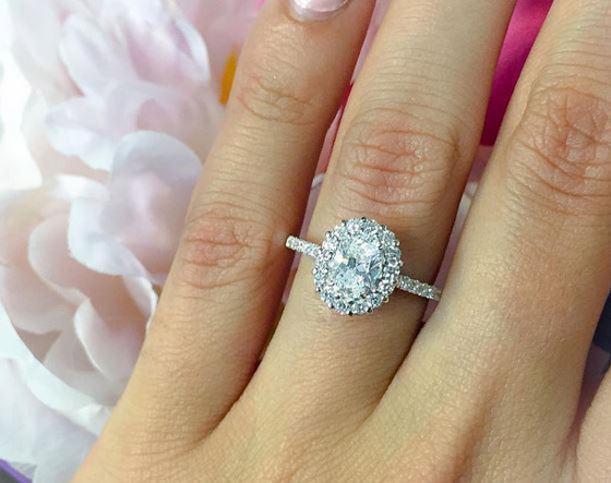 أجمل خواتم زفاف ماسية بالقطع البيضاوي الرائجة هذا الموسم صورة رقم 2