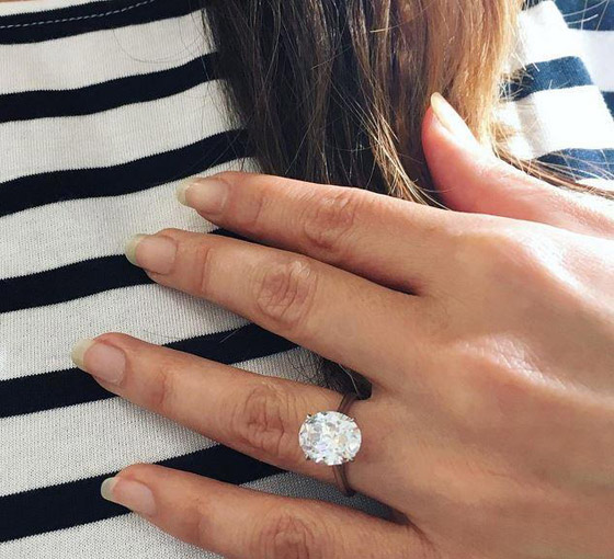 أجمل خواتم زفاف ماسية بالقطع البيضاوي الرائجة هذا الموسم صورة رقم 11