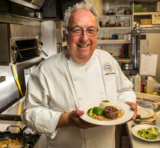 فيديو طباخ القصر يكشف سر طبق السمك والبطاطس الذي تعشقه الملكة إليزابيث صورة رقم 10