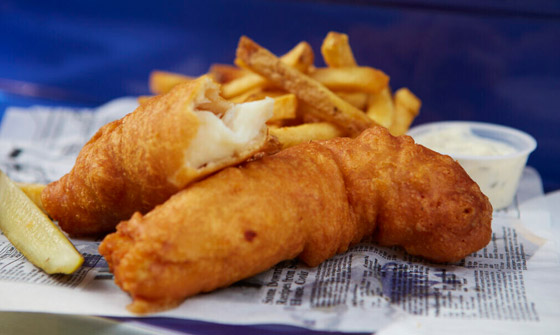 فيديو طباخ القصر يكشف سر طبق السمك والبطاطس الذي تعشقه الملكة إليزابيث صورة رقم 3