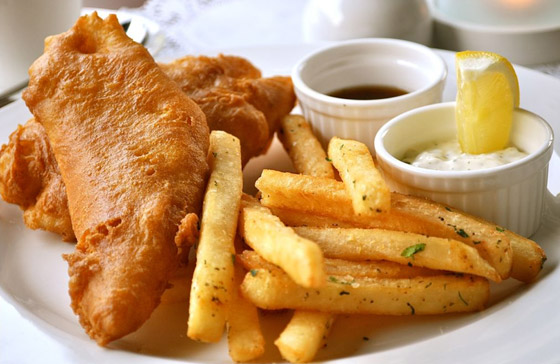 فيديو طباخ القصر يكشف سر طبق السمك والبطاطس الذي تعشقه الملكة إليزابيث صورة رقم 4