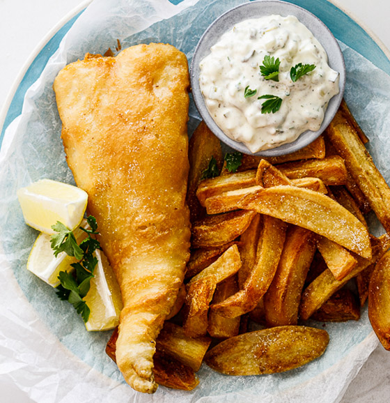 فيديو طباخ القصر يكشف سر طبق السمك والبطاطس الذي تعشقه الملكة إليزابيث صورة رقم 5