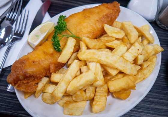 فيديو طباخ القصر يكشف سر طبق السمك والبطاطس الذي تعشقه الملكة إليزابيث صورة رقم 7