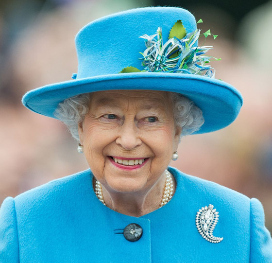 فيديو طباخ القصر يكشف سر طبق السمك والبطاطس الذي تعشقه الملكة إليزابيث صورة رقم 12