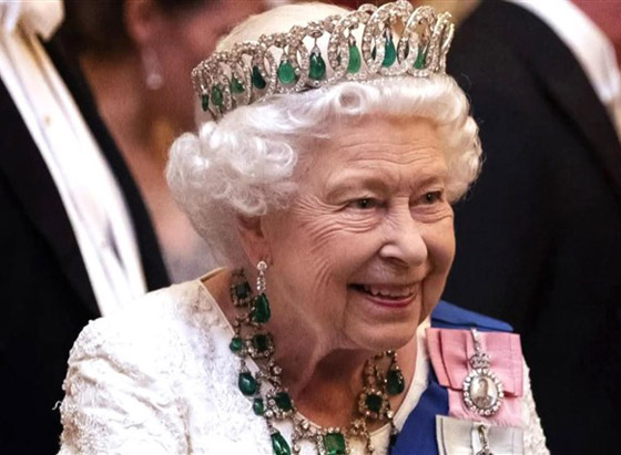 فيديو طباخ القصر يكشف سر طبق السمك والبطاطس الذي تعشقه الملكة إليزابيث صورة رقم 14