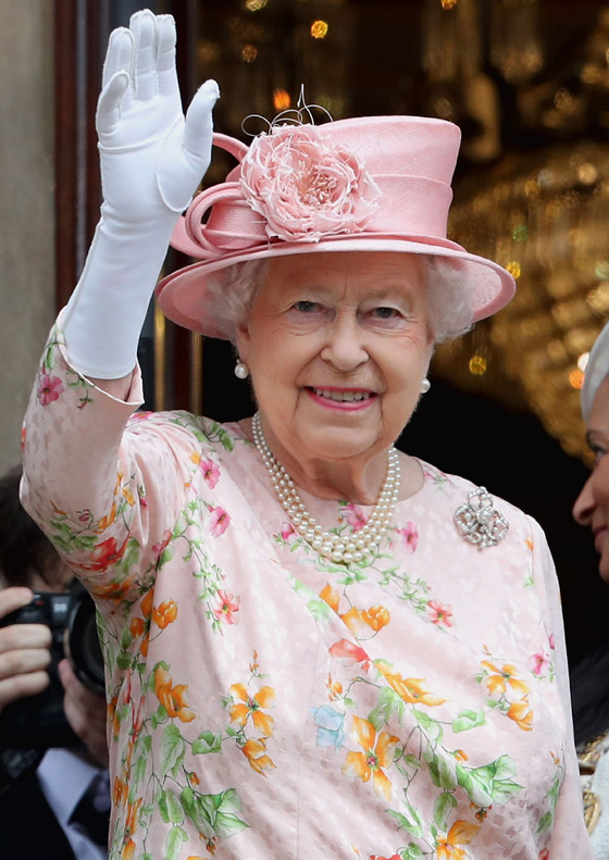 فيديو طباخ القصر يكشف سر طبق السمك والبطاطس الذي تعشقه الملكة إليزابيث صورة رقم 15